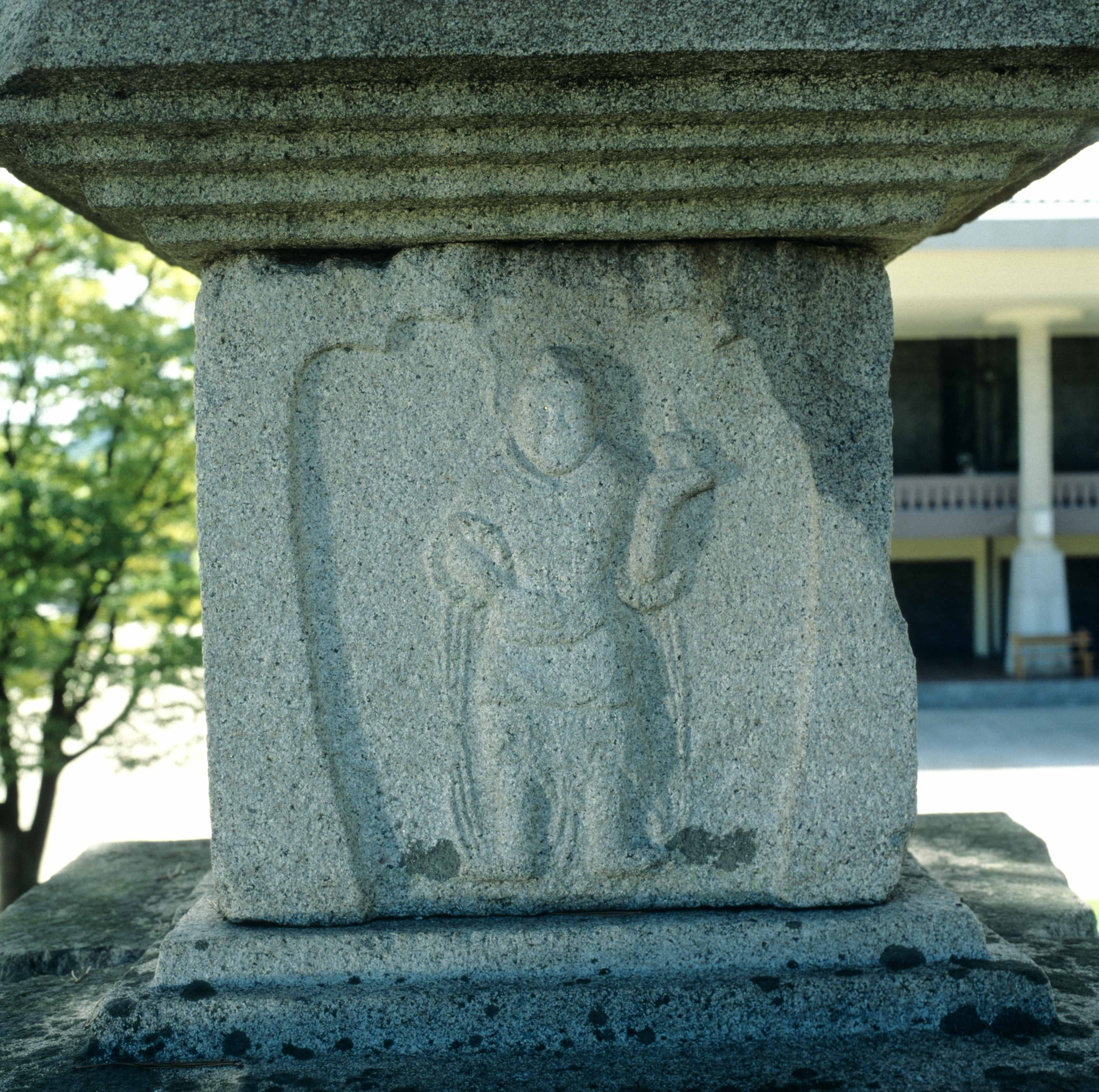 유적_307_경주남산_승소곡-제1사지(승소골절터, 국립경주박물관)-일층탑신석(남면 증장천왕)_경상북도_2000_경주_제1유형.jpg이미지